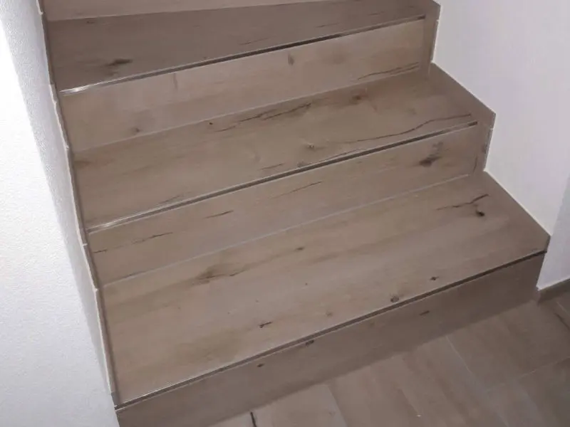 Steinzeugplatte Holzoptik Treppe